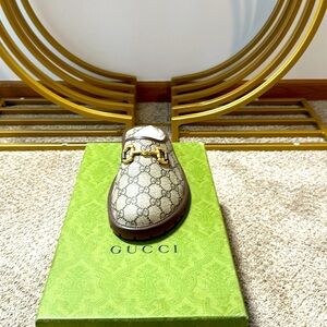 Gucci slides the original color of Gucci with gold buckles